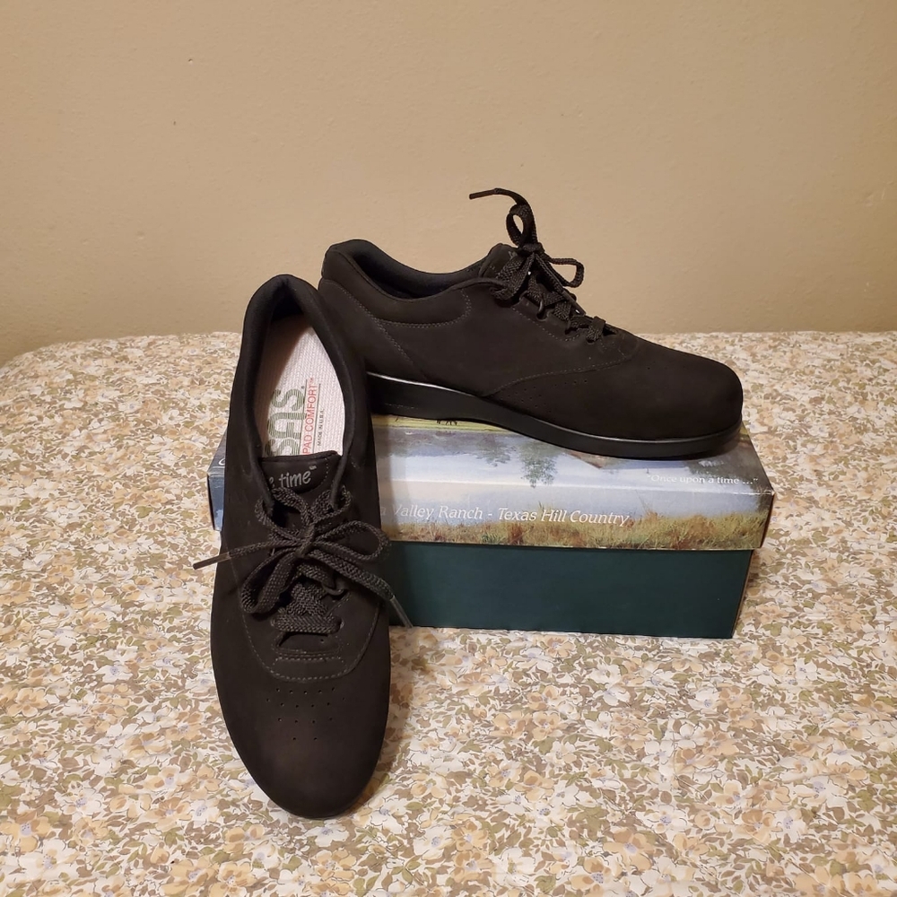 SAS women's Free Time Walking Shoes. NWT.